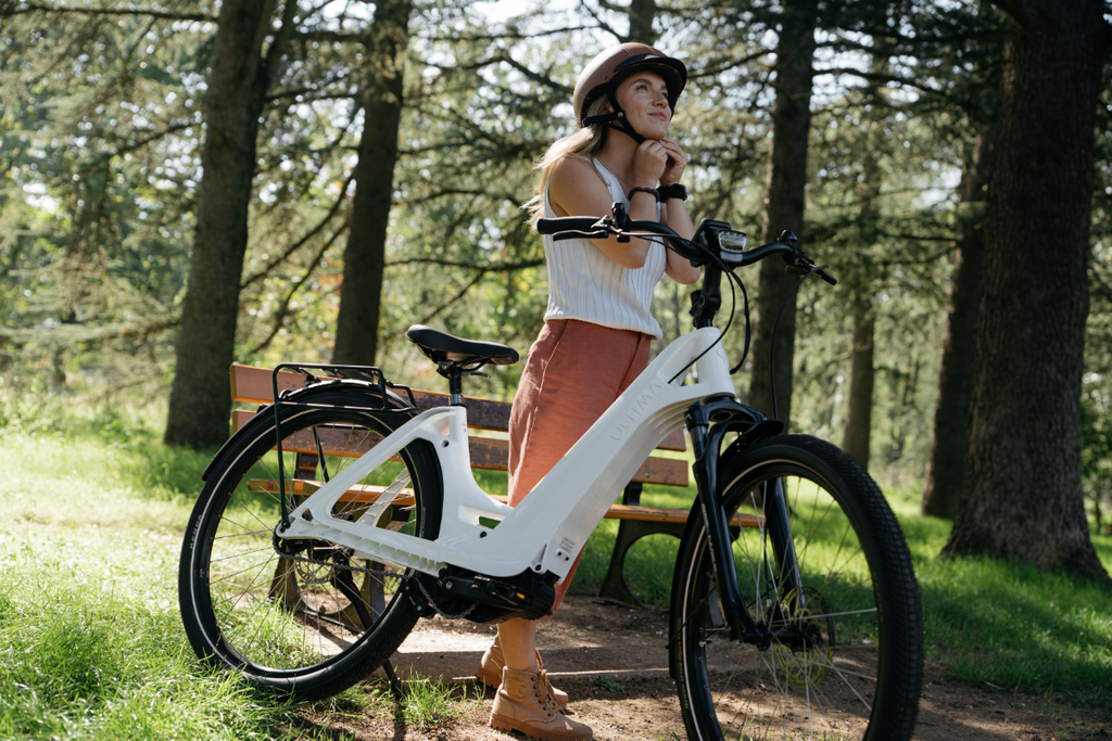 Personne non cycliste profitant de l'expérience avec un vélo électrique Ultima, facile d'utilisation, lors d'une sortie en plein air.