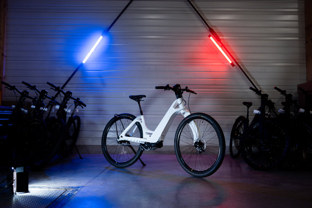 Vélo électrique français trekking blanc idéal pour les longues randonnées provenant de l'entreprise Ultima Mobility